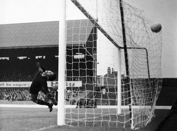 1-0. I 1966 kom Nordkorea bagud 1-0 mod Chile på dette straffespark, som efterlod Li Chan Myung forgæves sprællende, men Nordkorea fik 1-1 og leverede dernæst sensationen mod Italien. 