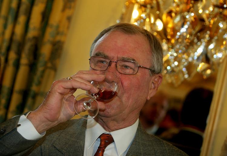 KRITIK. Prins Henrik får ikke store roser for sin nye digtsamling, som udkommer i dag. Jyllands-Postens anmelder kalder den »gammel vin på nye flasker«. 