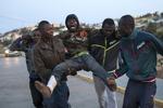 Kamp. En såret mand bliver hjulpet ind i det center, hvor immigranter får hjælp, hvis det lykkedes dem at krydse hegnet mellem Marokko og Melilla. 