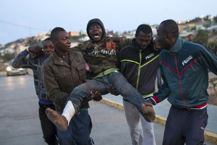 Kamp. En såret mand bliver hjulpet ind i det center, hvor immigranter får hjælp, hvis det lykkedes dem at krydse hegnet mellem Marokko og Melilla. 