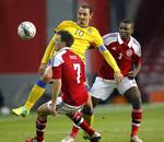 DEBUTANT. I 2011 var debutanten Jores Okore (th.) med til at sørge for, at Zlatan Ibrahimovic aldrig har scoret mod Danmark. 