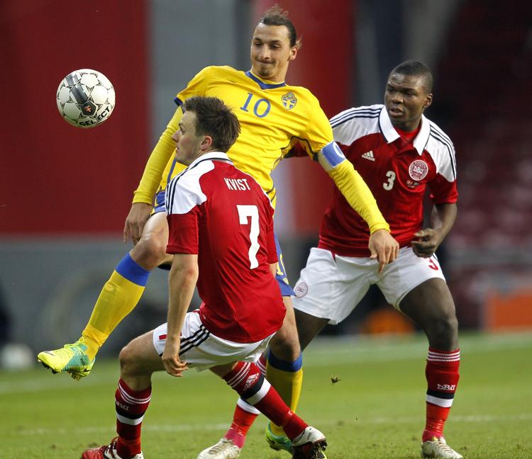 DEBUTANT. I 2011 var debutanten Jores Okore (th.) med til at sørge for, at Zlatan Ibrahimovic aldrig har scoret mod Danmark. 