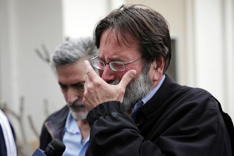 Sorg. Richard Martinez holder pressemøde efter at hans 20-årige søn er blevet dræbt i USA's seneste masseskyderi. 