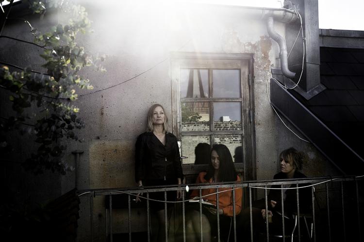 ROS. Forfatter Naja Marie Aidt, digter Mette Moestrup og dramatiker Line Knutzon får ros af anmelderne for kæmpebogen 'Frit Flet', som udkommer i dag. 