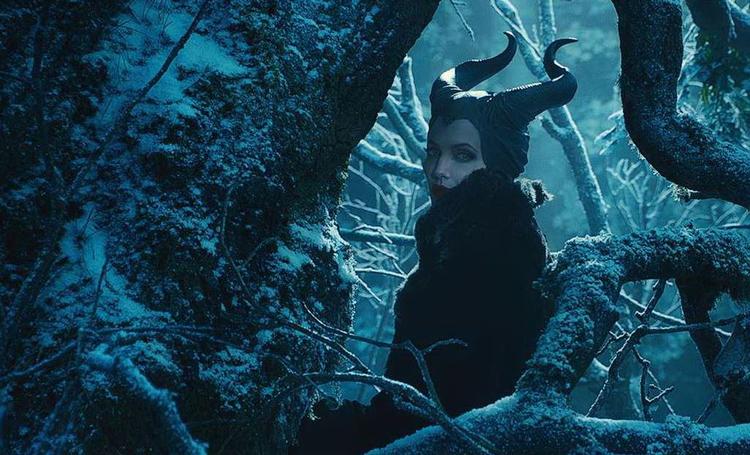 heks. Angelina Jolie spiller Maleficent, som egentlig var en lys og god fe som barn, men udviklede sig til noget af en tranlampe, da hun blev svigtet af sin barndomskæreste. 