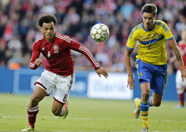 Duel. Martin Braithwaite (t.v.) tager en løbeduel med Mikael Lustig. 