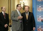Familie. Malcolm Glazer ses her sammen med sønnerne Joel og Bryan Glazer, som stadig har ledende roller i Manchester United. 
