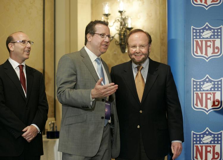 Familie. Malcolm Glazer ses her sammen med sønnerne Joel og Bryan Glazer, som stadig har ledende roller i Manchester United. 