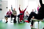 Overgivelse. ’Baldepolka’ hedder stoledansen, som danselærer Mette Bugge har stor succes med, når hun afholder erindringsbal for demente plejehjemsbeboere. 