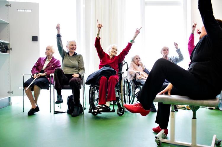 Overgivelse. ’Baldepolka’ hedder stoledansen, som danselærer Mette Bugge har stor succes med, når hun afholder erindringsbal for demente plejehjemsbeboere. 