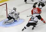 slutspil. Chicago Blackhawks Michael Handzus (nummer 26) scorer det afgørende mål i overtiden mod  Los Angeles Kings. 
