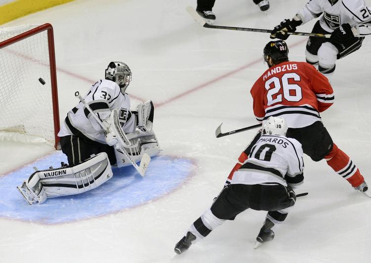 slutspil. Chicago Blackhawks Michael Handzus (nummer 26) scorer det afgørende mål i overtiden mod  Los Angeles Kings. 
