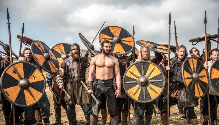 Hipstere. Mændene i 'Vikings' ligner bodybuildede hipstere fra Dronning Louises Bro, og deres konflikter - ikke mindsst på hjemmefronten - vækker mindelser om 'Nikolaj og Julie'. 