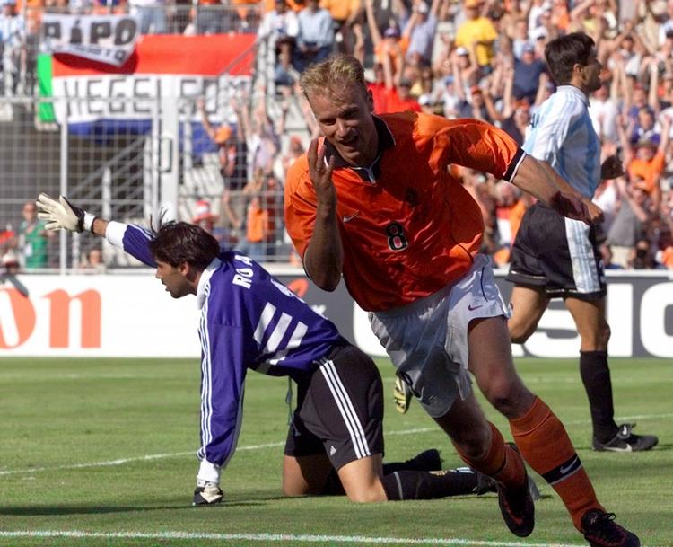drømmemål. Dennis Bergkamps kattepote og boldkontrol afgjorde kampen mellem Holland og Argentina ved VM i 1998. 