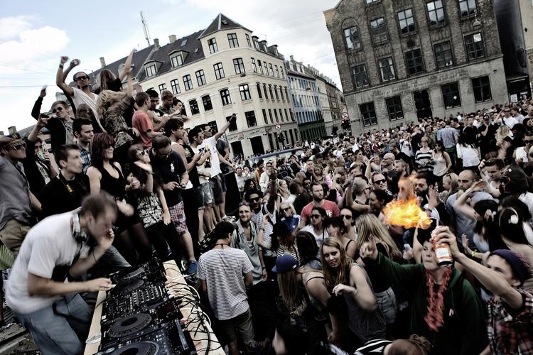 Gadefest. Distortion på Nørrebro samler københavnere til fest og musik. 