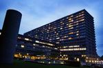 Besparelser. HVis Rigshospitalet skal spare 200 millioner kroner næste år, vil det få mærkbare konsekvenser for den behandling, hospitalet kan levere, siger den lægelige direktør, Jannik Hilsted. Og det vil medføre enten fyringer eller ansættelsesstop, siger han 
