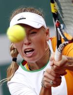slået. Caroline Wozniacki lagde farverigt ud i kampen mod Yanina Wickmayer med en dragt i French Opens farver. 