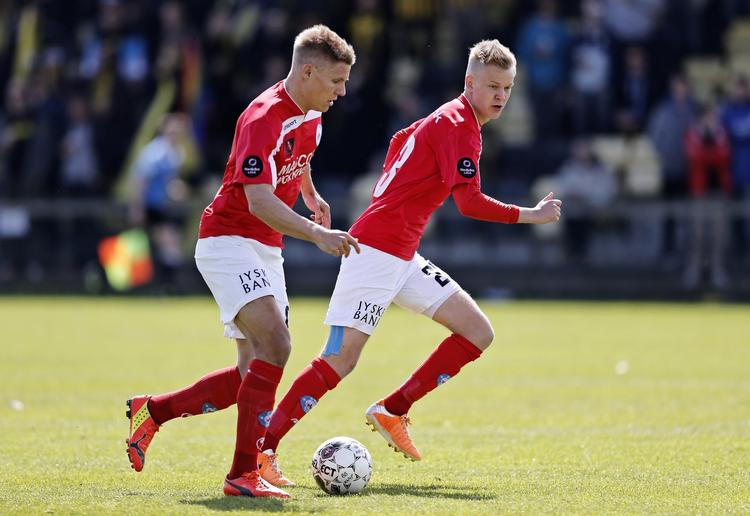 Oprykkere. Det lykkedes ikke Silkeborg i dag at sikre sig oprykning til Superligaen i kampen mod Vejle. Her er det Silkeborgs Morten Beck og Jeppe Illum i en tidligere kamp mod Brønshøj. 