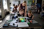 Fællesskabsbyggere. 13-årige Jonas Larsen og Michelle Aastrup skitserer en have, som de vil bygge til Lykkeparkens beboere. Alle eleverne i 6. E har vendt computerne 180 grader, så de ikke kommer til at pille ved tasterne, når underviseren Luise Rathje skal give beskeder til klassen. 