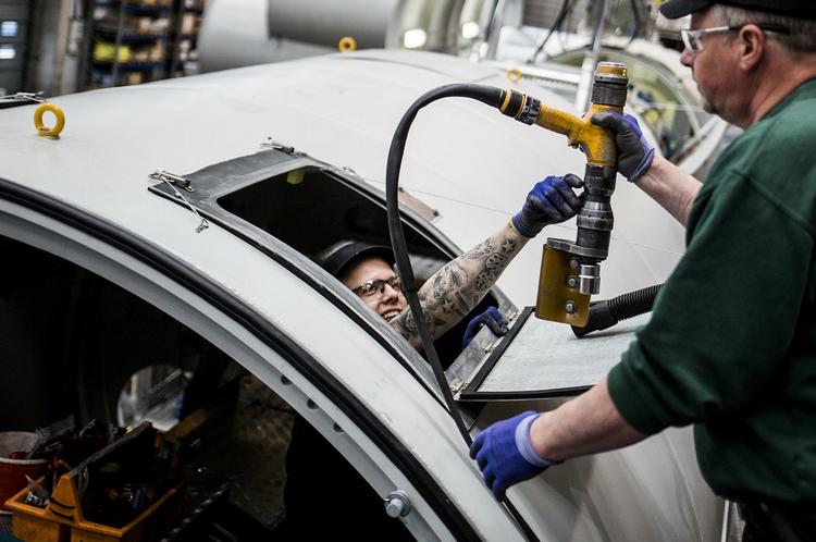 Betaling. De privatansatte kan formentlig se frem til mere i lønningsposen, mener eksperter. 