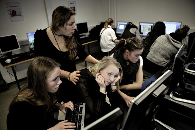 Diffust. Når unge klikker rundt mellem matematikopgaver og sider på nettet som for eksempel Facebook, kommer hjernen på overarbejde. 