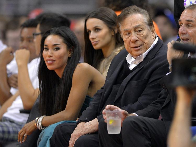 Racisme. Donald Sterling og kæresten Vanessa Stiviano til basketballkamp. En optagelse, hvor Sterling beder Stiviano undgå at vise sig offentligt sammen med sorte mennesker, blev siden lækket. 