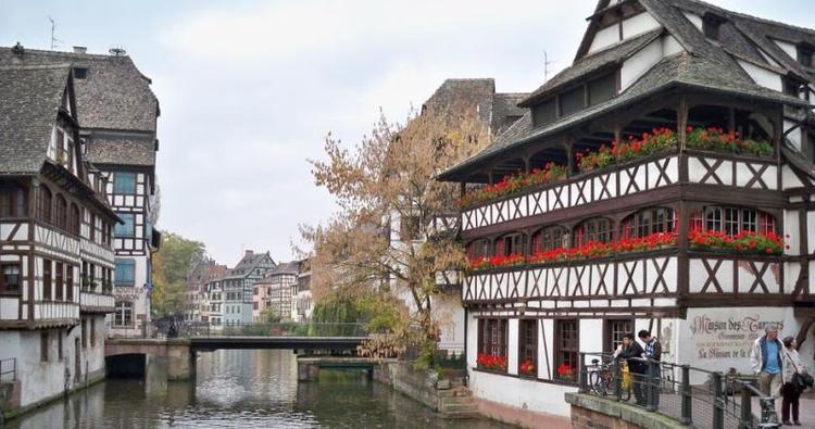Hvil. Strasbourg er en smuk og hyggelig nordfransk by ved Rhinen, der er perfekt at holde et hvil i, hvis man har været omkring vinregionen Alsace. 