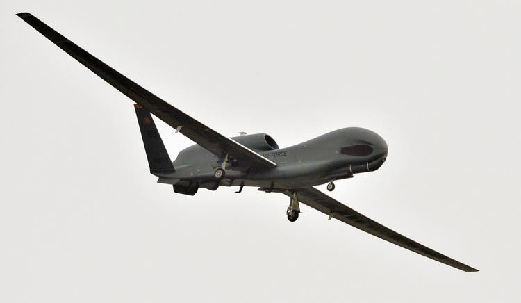 Kontrol. Et amerikansk overvågningsfly er på vej til at lande på luftbasen i Misawa i det nordlige Japan. Flyet overvåger blandt andet en øgruppe, som har skabt spændinger mellem Kina og Japan. 