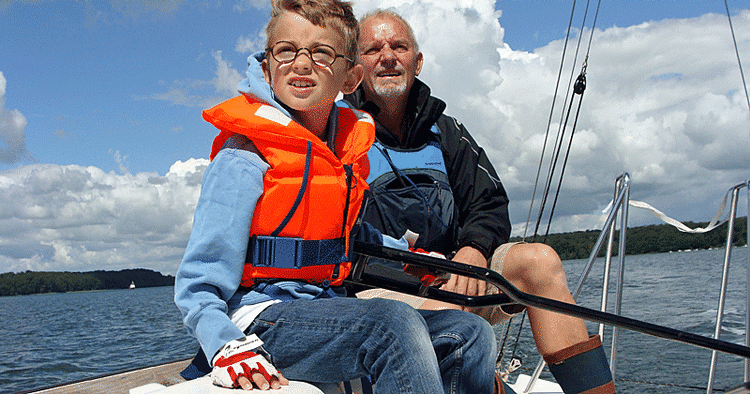 Holdarbejde. Børn under 8 år må ikke sejle matchrace, men dem over 8 år kan nemt klare rollen som styrmand. 