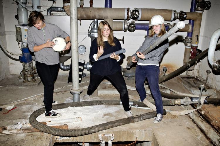 Kaos. Baby In Vain mødes ugentligt med deres manager for at sørge for, at alt kører, som det skal. 