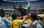 REKORDEN. Som den eneste spiller har Pelé vundet VM tre gange, og han scorede i slutrunderne i 1958, 1962, 1966 og 1970, da han efter finalen blev hyldet på Estadio Azteca i Mexico City. 
