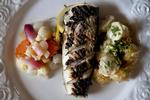 Smagfuld. Makrellens indre er fyldt med krydderurter og citron, kartoflerne har fået et skud peberrod, og grøtsagerne et syrligt kick. Det kan den fede makrel sagtens bære. 