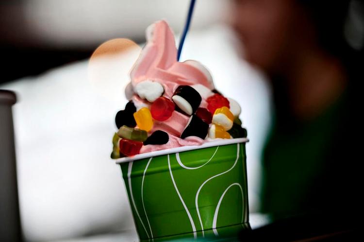 Akne. Ofte får 'dårlige' fødevarer som fed mad, sukker og sodavand skylden for uren hud. Men kan det nu passe? 