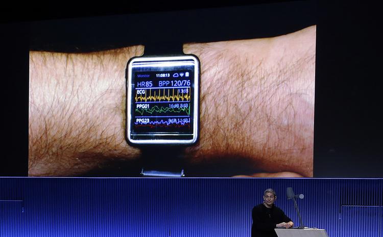 SELVMÅL. Ram Fish fra Samsung viser en prototype af Samsungs nye helse-satsning, SIMBAND, frem for pressen i San Francisco. (Foto AP Photo/Ben Margot) 