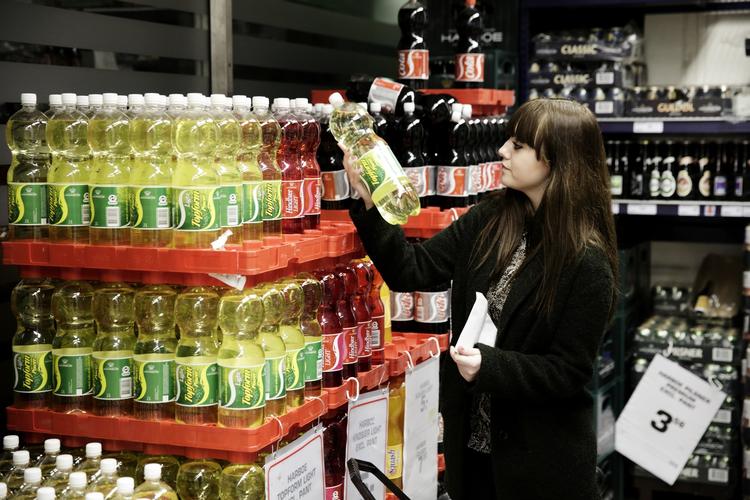 lukkelov. Når de store dagligvarebutikker holder lukket grundlovsdag er det udtryk for en af de sidste begrænsninger for åbningstiderne i den nyeste version af lukkeloven. 