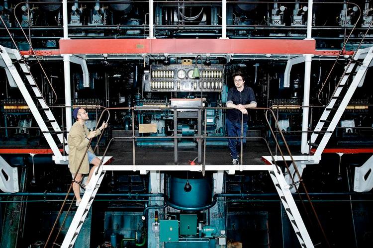 Monstrøs. Jakob Kvist (tv.) og Mike Sheridan (th.) bruger en af verdens største dieselmotorer, som gemmer sig i DieselHouse i Sydhavnen, til at skabe musik. 