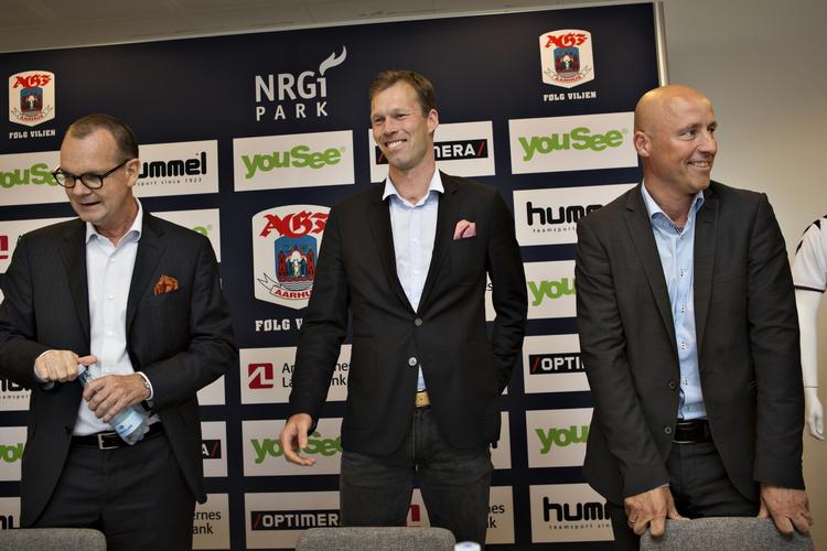 KLAPSALVER. En varm velkomst fik Morten Wieghorst, da han blev mødt af klapsalver på pressemødet. 