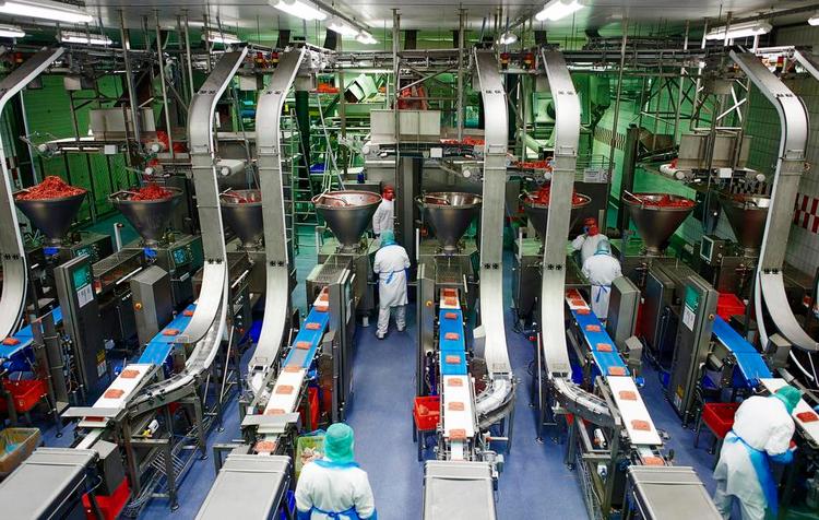 kødkraft. Den tyske slagterikoncern Tönnies Fleisch kritiseres for at udnytte billig østeuropæisk arbejdskraft. 