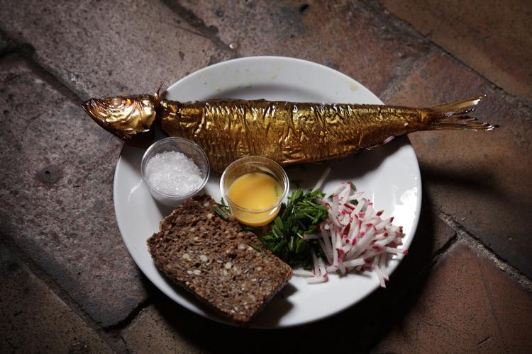 Bekymring. Bittesmå stykker plastik fra maling, tovværk, tandpasta og creme ender i de danske farvande og fisk. Forskere er bekymrede. 