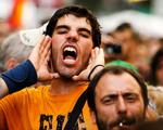 Nødråb. I Spanien har der været voldsomme protester over den rekordhøje arbejdsløshed på over 25 procent, og for de unge på over 50 procent. 
