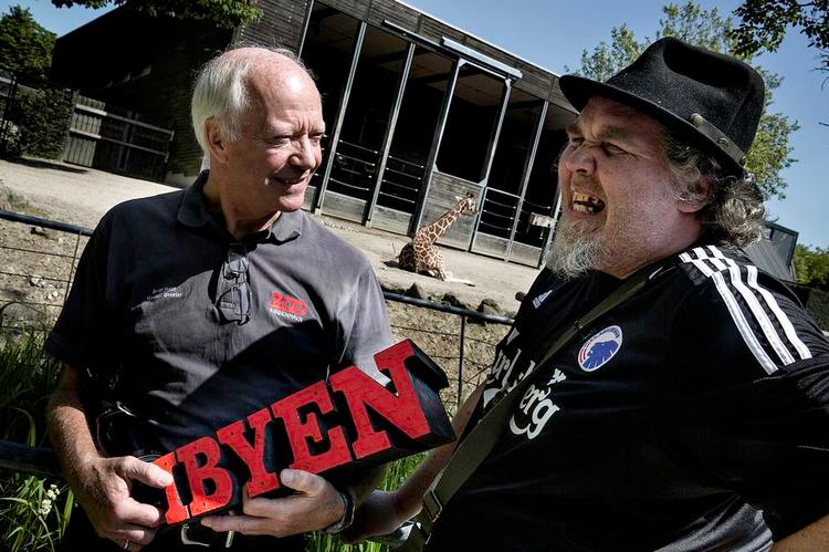 Savanne. Solen skinnede over Zoo, da Københavneriet mandag overrakte prisen som Årets Københavner til Bengt Holst. 