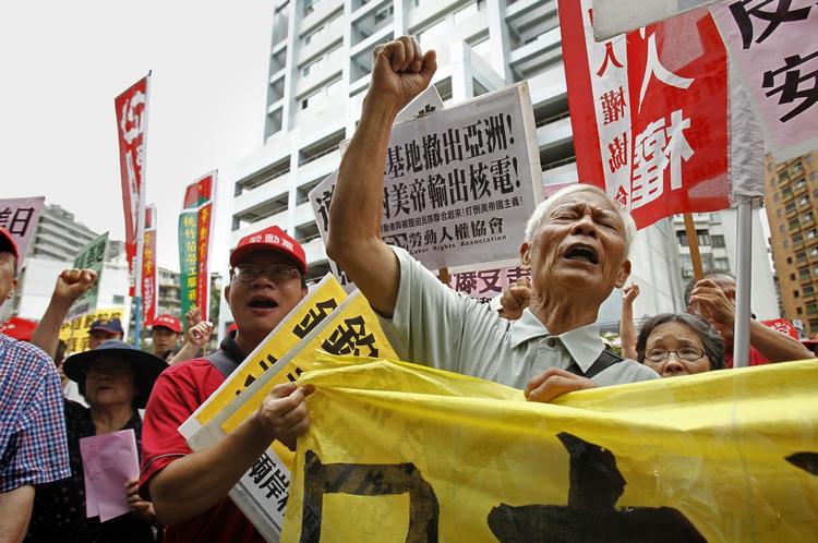 Protest. Her protesterer anti-japanske kinesere i august 2013 mod hvad de mener, er en stigende japansk agression i havområderne omkring Senkaku-øerne. 