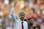 FORLÆNGET. Efter Arsene Wenger havde fået armene ned efter sejren i FA Cup-finalen, underskrev han en ny kontrakt med Arsenal. 