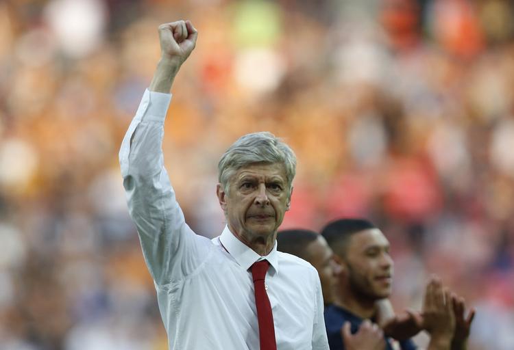 FORLÆNGET. Efter Arsene Wenger havde fået armene ned efter sejren i FA Cup-finalen, underskrev han en ny kontrakt med Arsenal. 