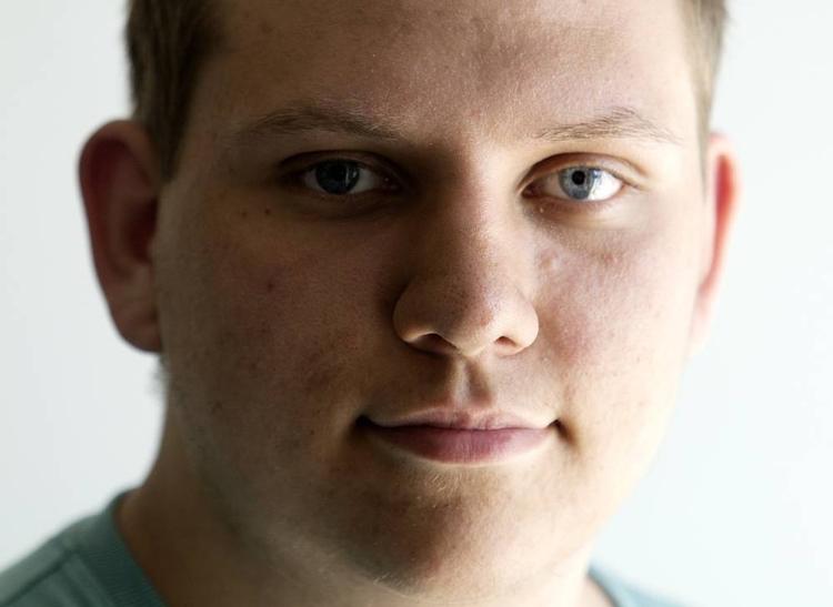 LETTELSE. Lars Niklas Kjær Pedersen fra produktionsskolen i Halsnæs glæder sig til ikke længere at skulle jagte byens natteragne i kampen for kondomer. Foto: Martin Lehmann 