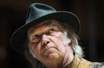 skrattende. Neil Young har indspillet sit nye album i en telefonboks med indbygget orgel. 