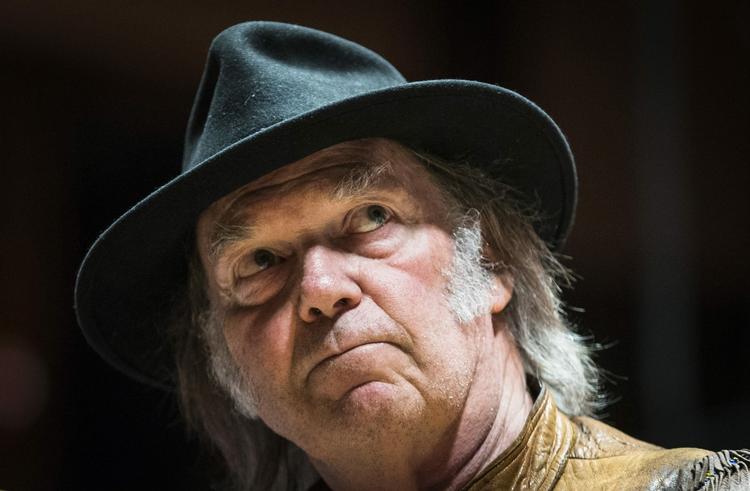 skrattende. Neil Young har indspillet sit nye album i en telefonboks med indbygget orgel. 