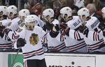 Triumf. Chicagos Patrick Kane jubler sammen med holdkammeraterne over en scoring i anden periode. Senere blev han også matchvinder. 