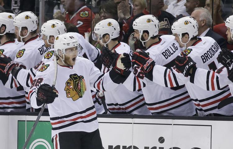 Triumf. Chicagos Patrick Kane jubler sammen med holdkammeraterne over en scoring i anden periode. Senere blev han også matchvinder. 