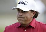 Udspurgt. Wall Street Journal mener at vide, at Phil Mickelson blev passet af efterforskere efter torsdagens runde ved PGA-turneringen i Ohio. 
